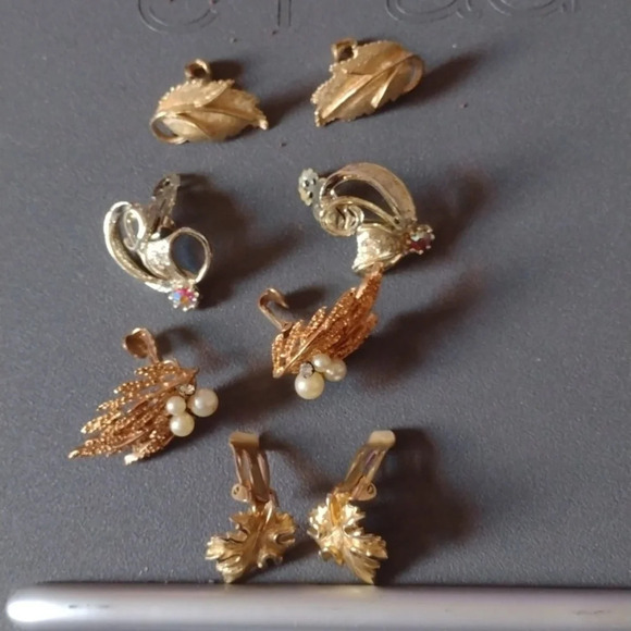 Earrings - Picture 1 of 3